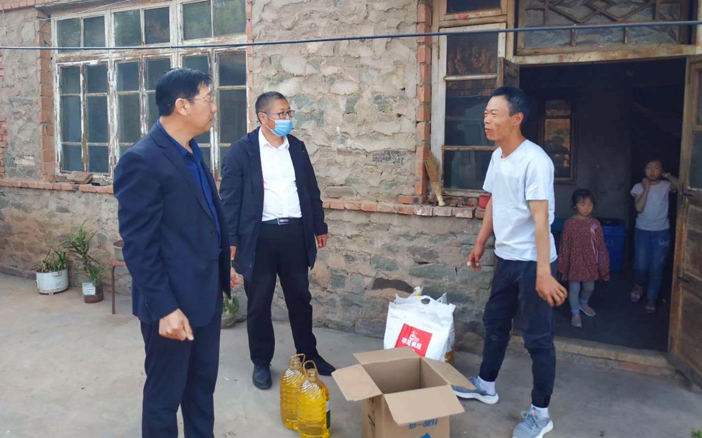 践行企业责任、助力扶贫攻坚 -金泰地产党支部走进南八家子乡(图2)