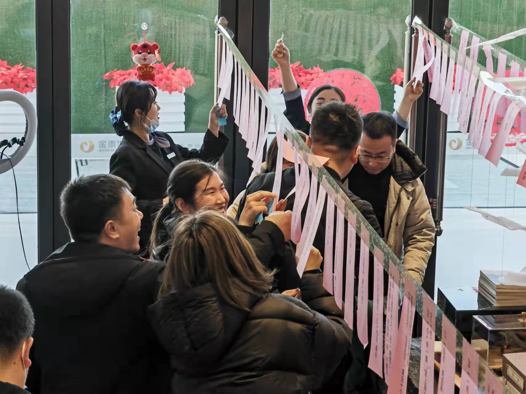 猜灯谜，庆元宵——金泰地产公司欢度元宵佳节(图3)