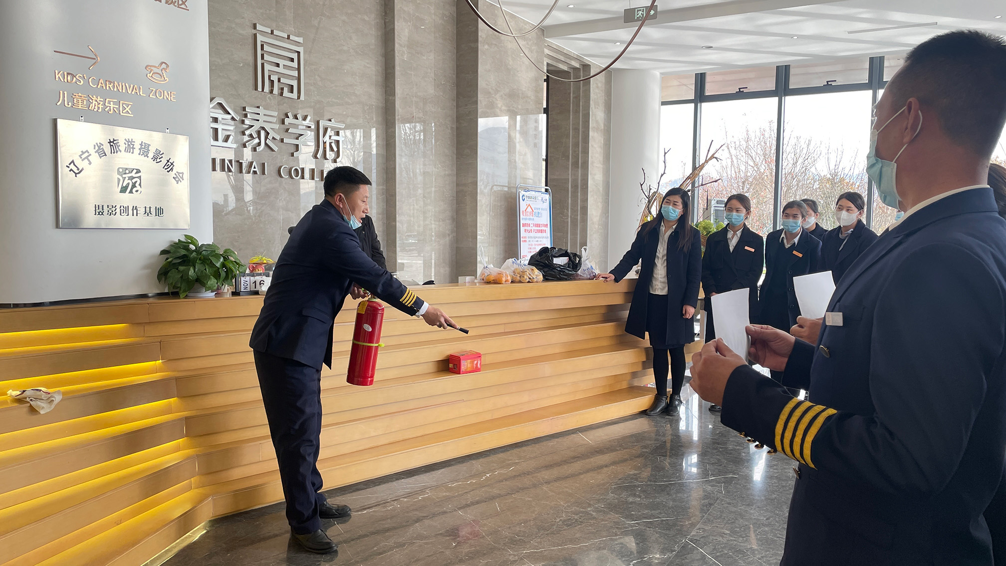 筑牢安全防线，防患于未”燃“丨金泰地产开展消防知识讲解及安全疏散演练活动(图1)