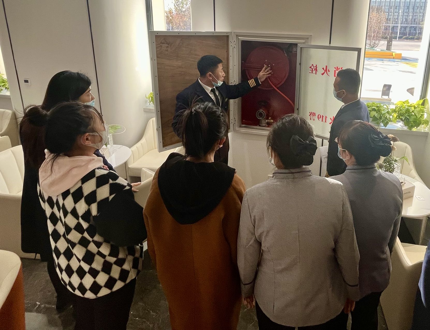 筑牢安全防线，防患于未”燃“丨金泰地产开展消防知识讲解及安全疏散演练活动(图2)