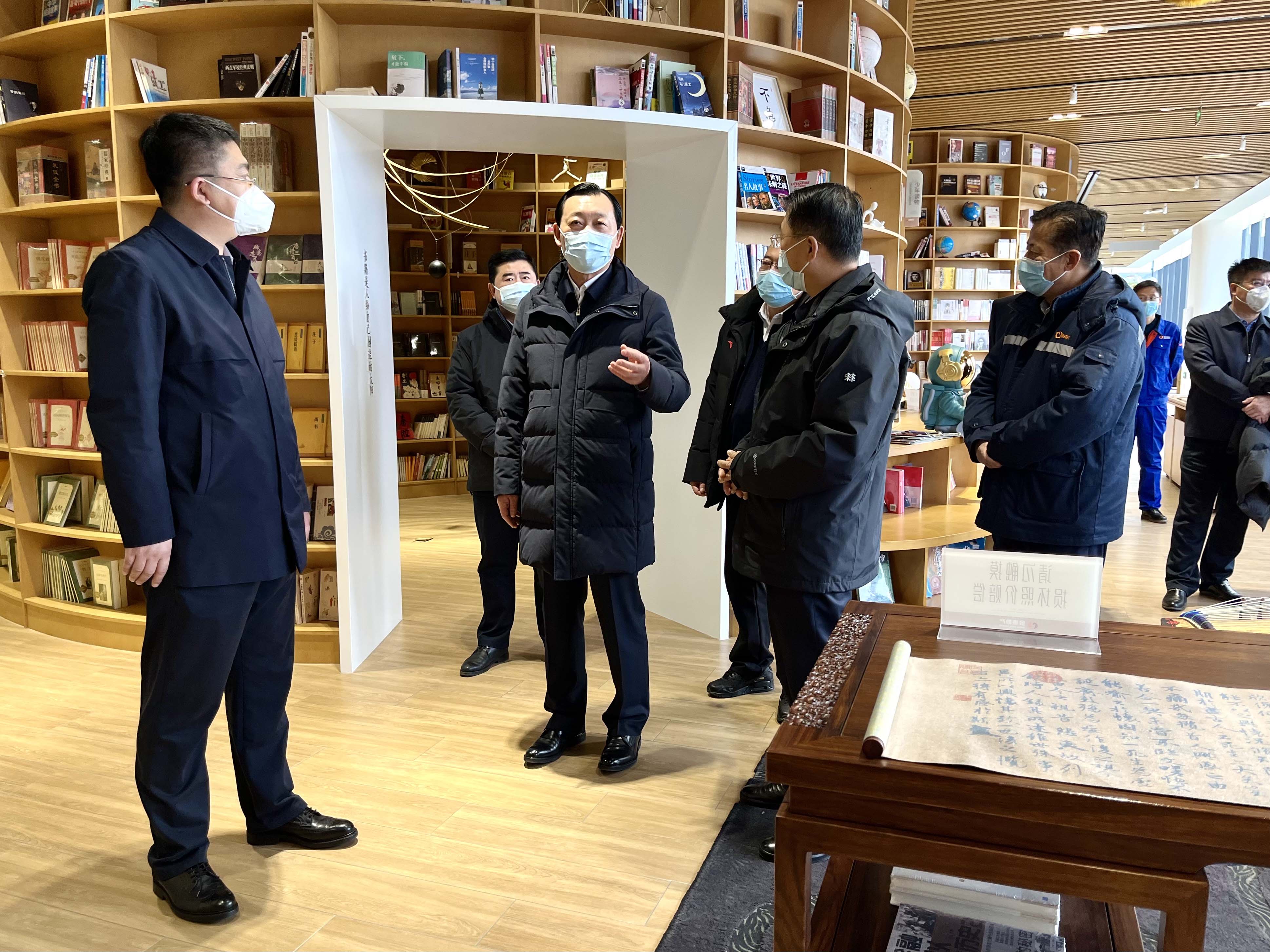 谢卫东市长一行莅临金泰城市书房参观调研(图5)
