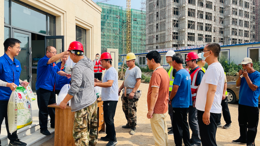 酷夏送清凉&nbsp;关怀沁人心 金泰地产为高温下的建设者们送去夏日问候(图1)