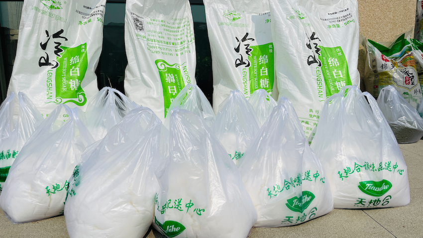 酷夏送清凉&nbsp;关怀沁人心 金泰地产为高温下的建设者们送去夏日问候(图2)