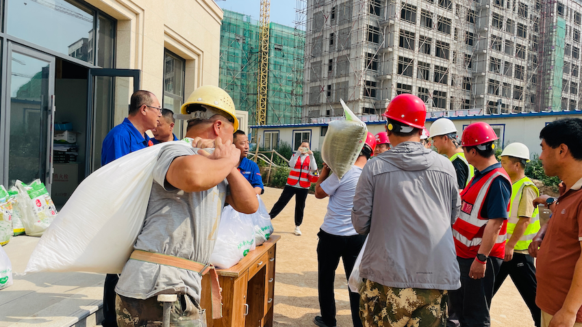 酷夏送清凉&nbsp;关怀沁人心 金泰地产为高温下的建设者们送去夏日问候(图6)