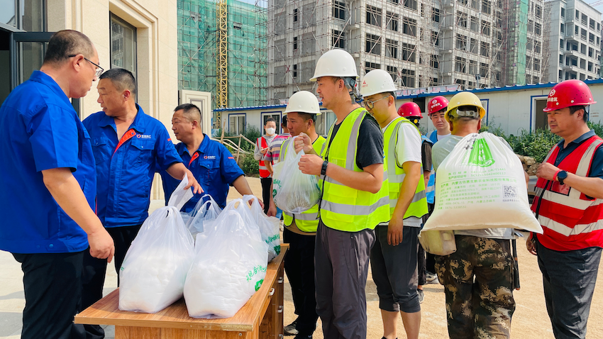 酷夏送清凉&nbsp;关怀沁人心 金泰地产为高温下的建设者们送去夏日问候(图7)