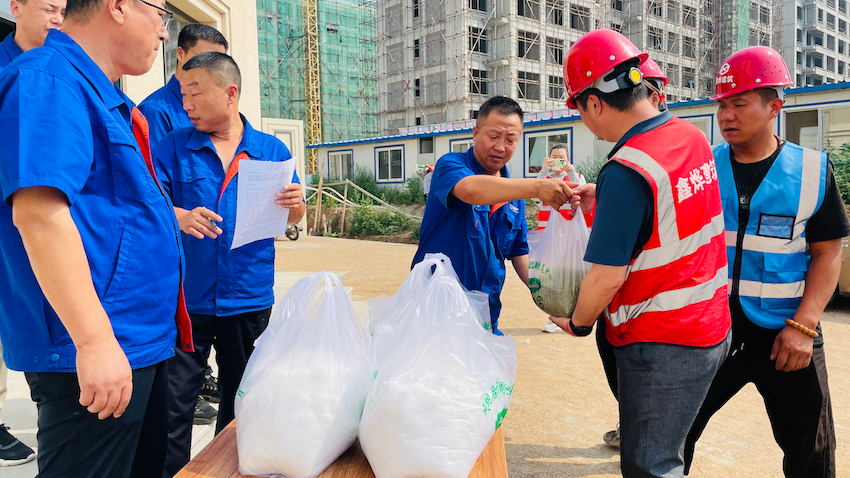酷夏送清凉&nbsp;关怀沁人心 金泰地产为高温下的建设者们送去夏日问候(图8)